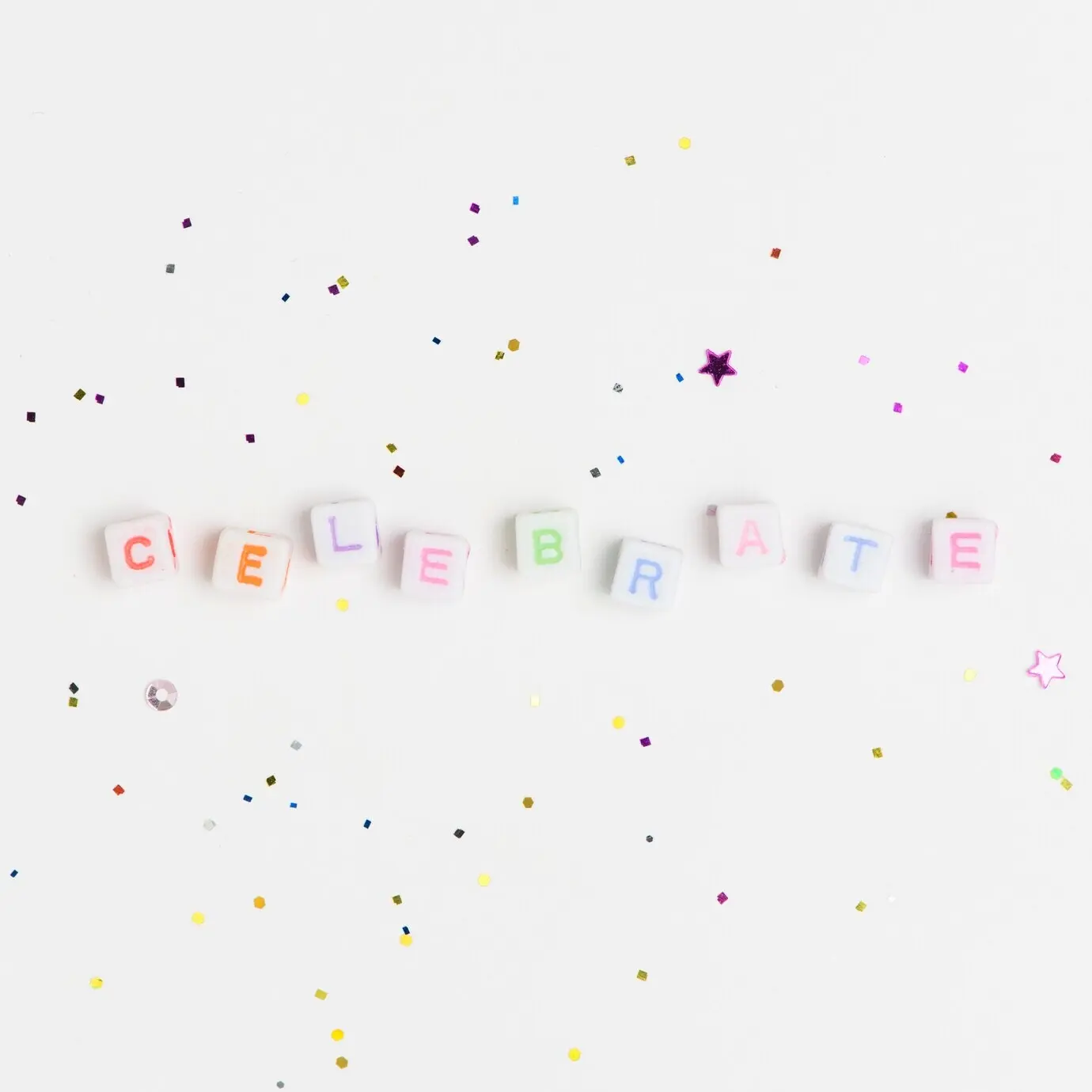 Typografie des Wortes CELEBRATE als Perlen-Schriftzug