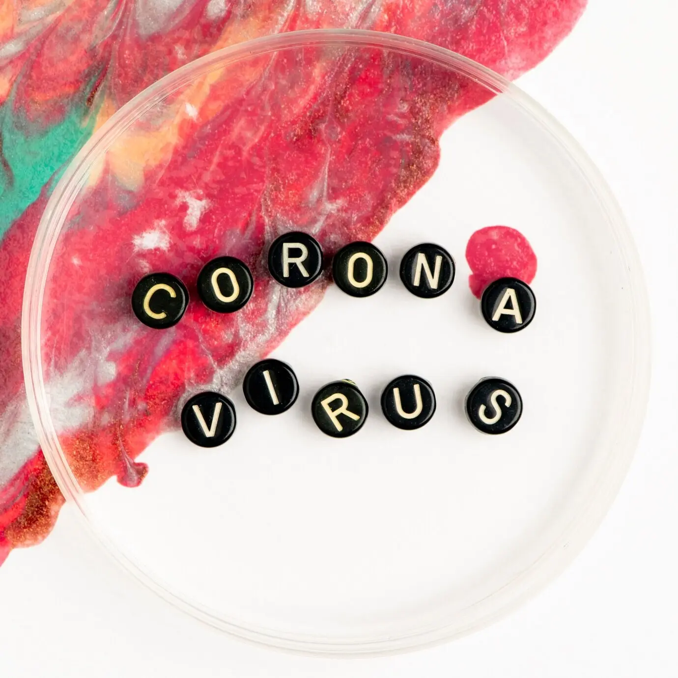 Coronavirus-Text mit Perlen, Lettering, Typografie