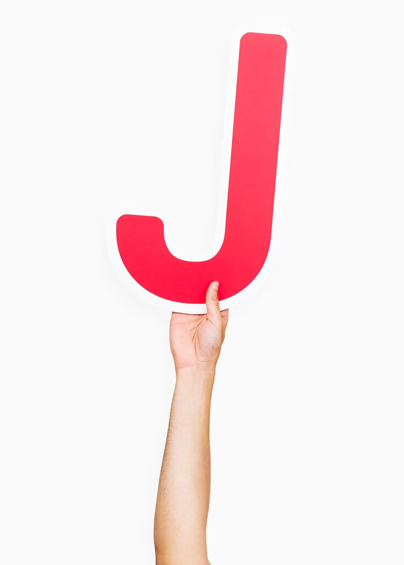 Hände, die den Buchstaben J halten.